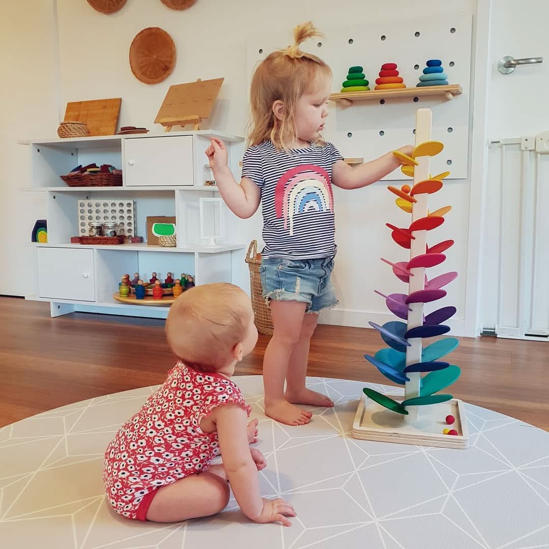 Houten klankboom met kleurrijke bladeren voor educatief muzikaal speelplezier voor kinderen.