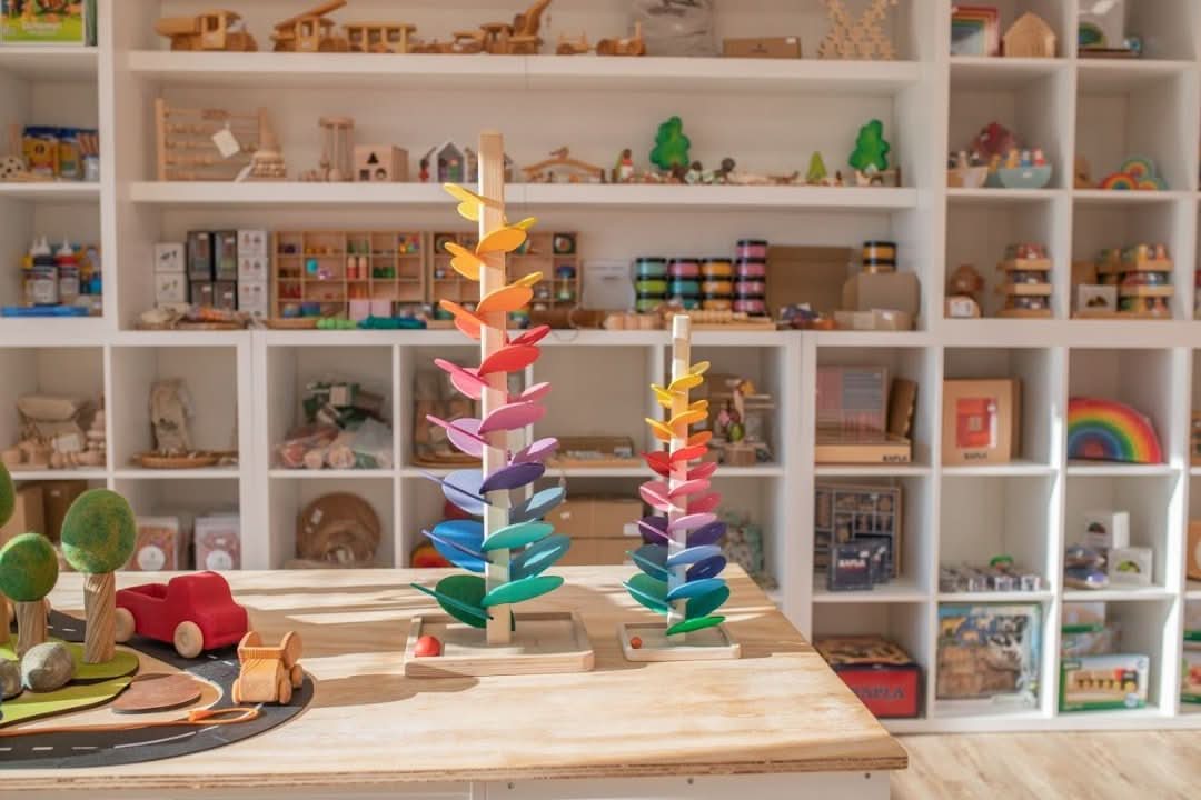 Educatieve houten klankboom die gehoor, motoriek en kleurherkenning bij kinderen stimuleert.