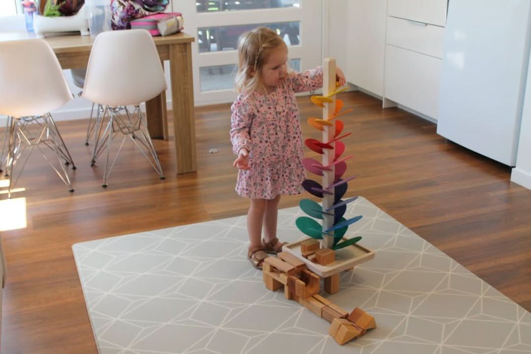 Muzikale houten klankboom: laat knikkers vallen voor rustgevende, zintuiglijke klanken en speelplezier.