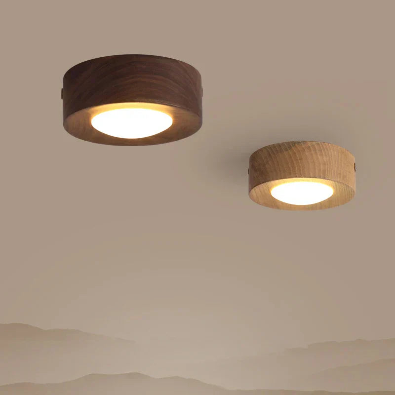 Houten LED plafondlamp van essenhout voor modern interieur, sfeervolle woonkamer verlichting.
