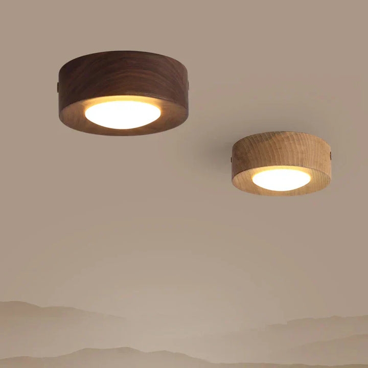 Houten LED plafondlamp van essenhout voor modern interieur, sfeervolle woonkamer verlichting.