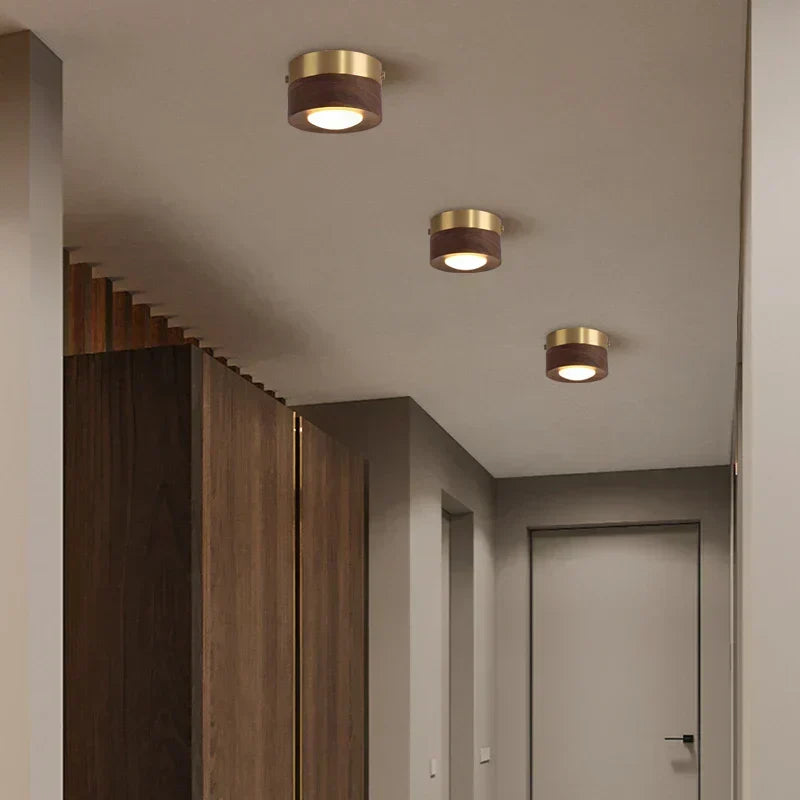Efficiënte LED plafondverlichting in walnoot en essenhout, perfect voor een warm en stijlvol interieur.