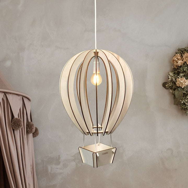 "Houten luchtballon hanglamp kinderkamer 3D design, blank hout, creëert magische schaduwen, decoratief en duurzaam"