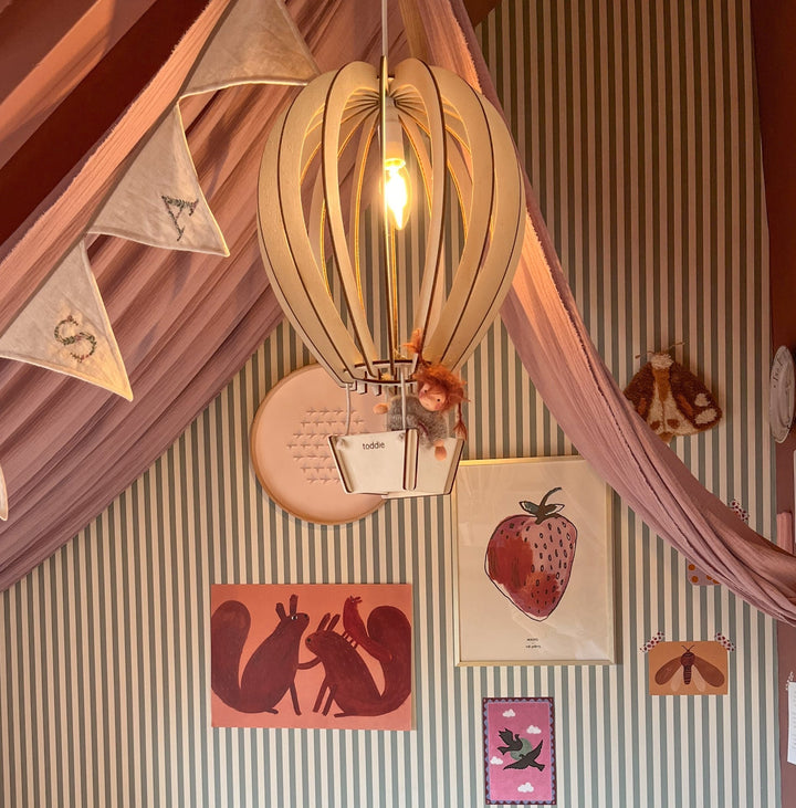 "Houten luchtballon hanglamp kinderkamer 3D design, blank hout, creëert magische schaduwen, decoratief en duurzaam"