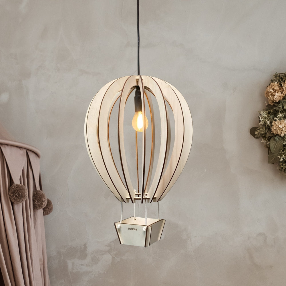 "Houten luchtballon hanglamp kinderkamer 3D design, blank hout, creëert magische schaduwen, decoratief en duurzaam"