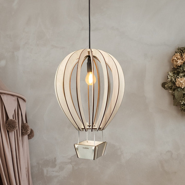 "Houten luchtballon hanglamp kinderkamer 3D design, blank hout, creëert magische schaduwen, decoratief en duurzaam"