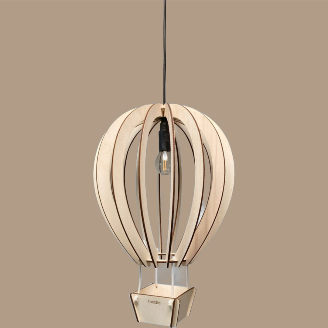 "Houten luchtballon hanglamp kinderkamer 3D design, blank hout, creëert magische schaduwen, decoratief en duurzaam"
