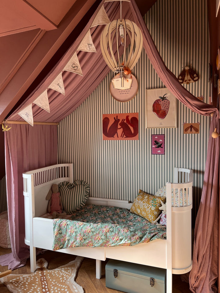 "Houten luchtballon hanglamp kinderkamer 3D design, blank hout, creëert magische schaduwen, decoratief en duurzaam"