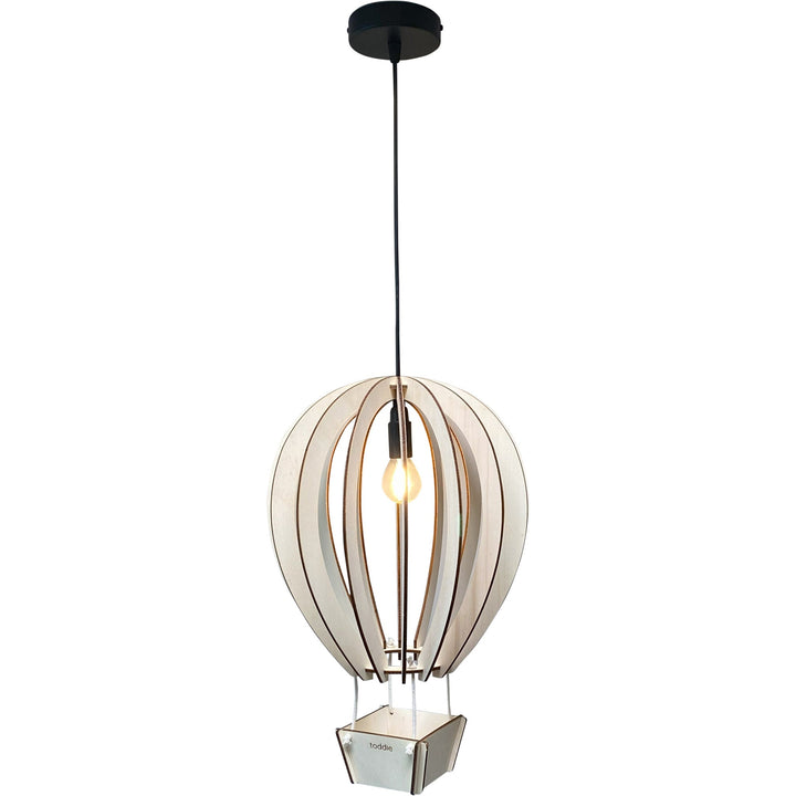 "Houten luchtballon hanglamp kinderkamer 3D design, blank hout, creëert magische schaduwen, decoratief en duurzaam"