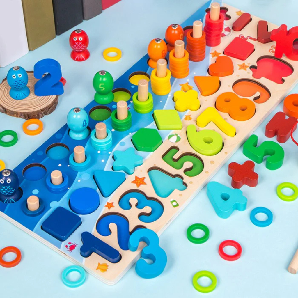 "Houten Montessori speelbord met educatieve elementen zoals cijfers en vormen, duurzaam en kleurrijk voor baby en peuter."