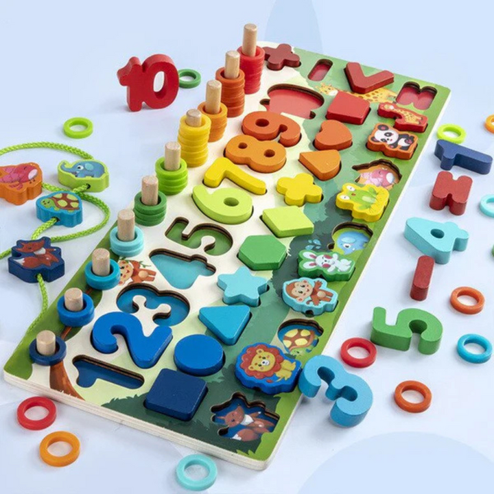 "Houten Montessori speelbord met educatieve elementen zoals cijfers en vormen, duurzaam en kleurrijk voor baby en peuter."