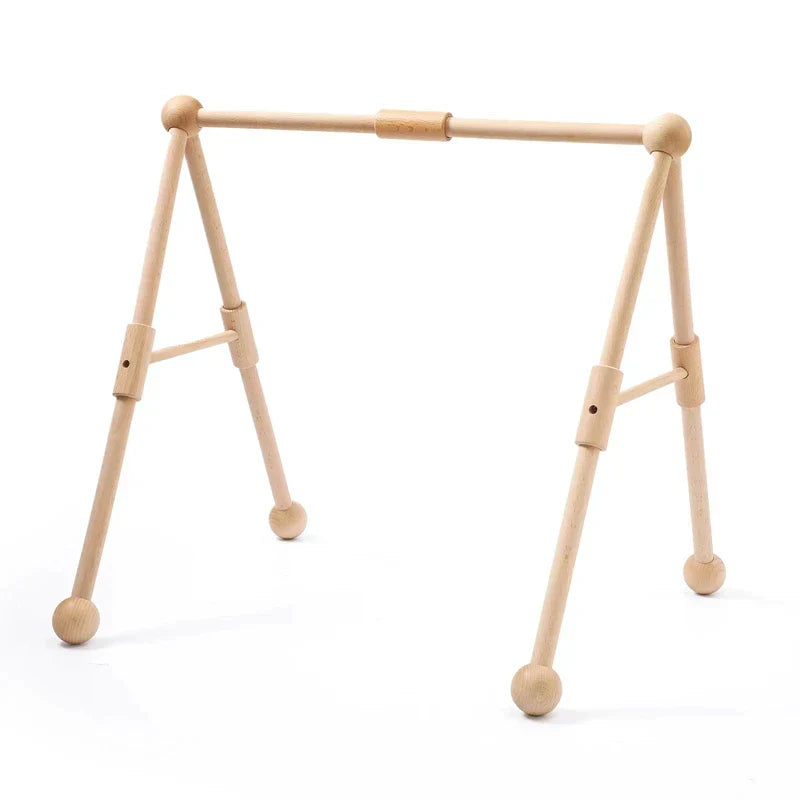 "Houten speelgym voor baby's, educatief en milieuvriendelijk, met kleurrijke dierenhangers en stevige houten constructie."