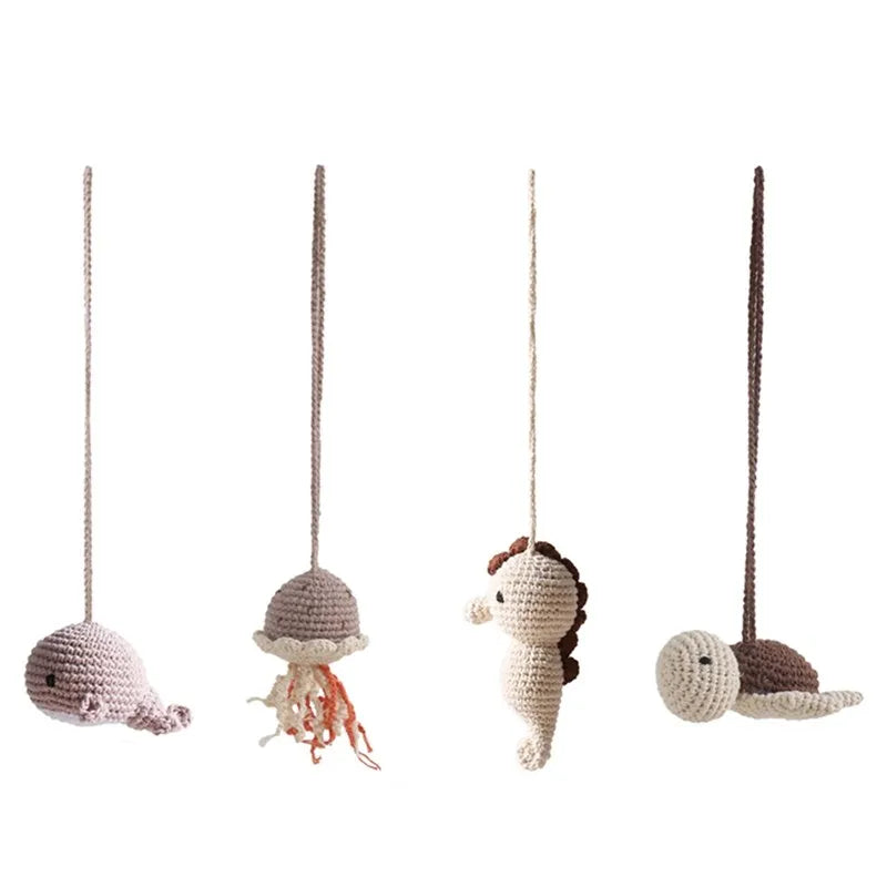 "Houten speelgym voor baby's, educatief en milieuvriendelijk, met kleurrijke dierenhangers en stevige houten constructie."