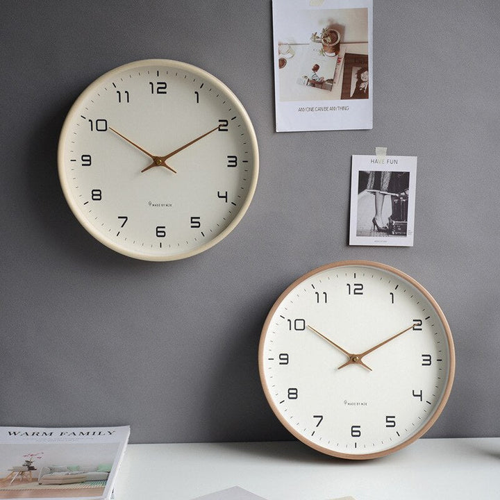 Houten wandklok Scandinavisch design met stil uurwerk. Minimalistische woondecoratie voor modern interieur.