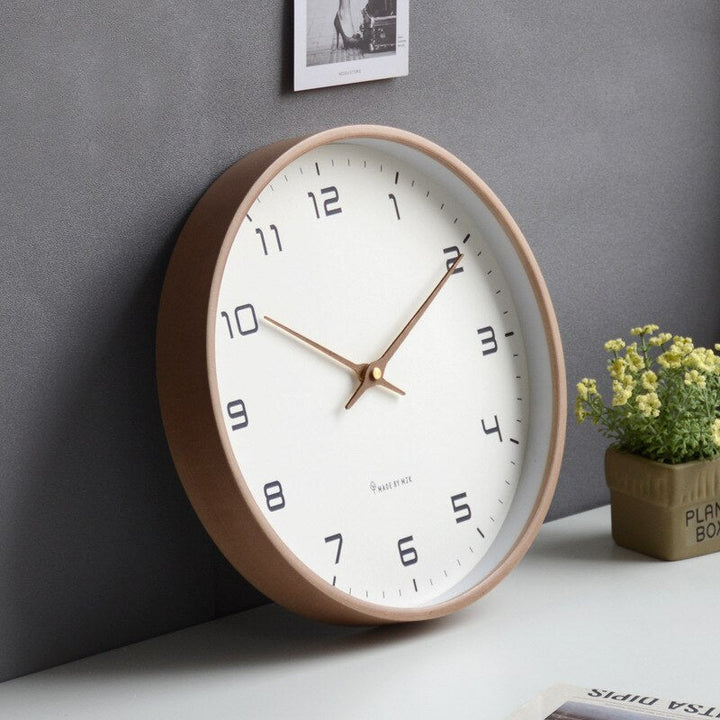 Close-up van de houten wandklok, toont natuurlijke houtnerf. Perfecte stille klok voor elke kamer.