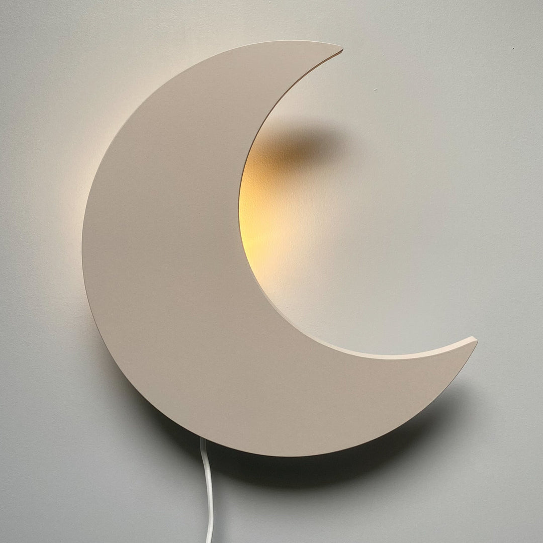 "Houten wandlamp kinderkamer, maanvormig, beige kleur, sfeervolle verlichting en decoratief ontwerp voor babykamers."