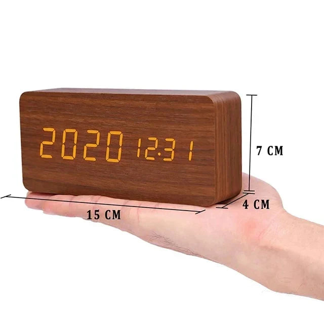 Houten wekker met LED-display, spraakbesturing en temperatuurweergave; elegant design voor elke moderne slaapkamer.