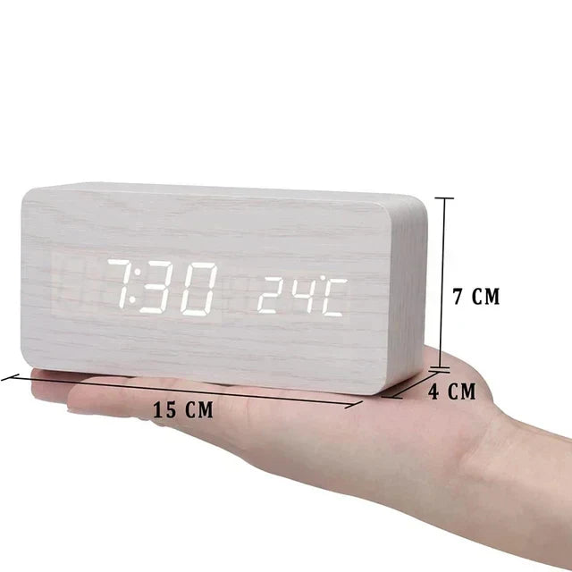 Houten wekker met LED-display, spraakbesturing en temperatuurweergave; elegant design voor elke moderne slaapkamer.