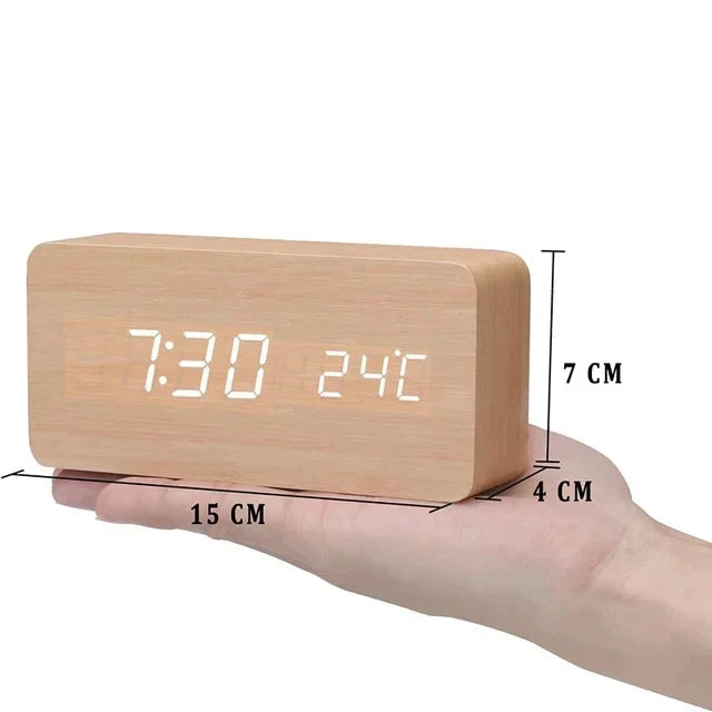 Houten wekker met LED-display, spraakbesturing en temperatuurweergave; elegant design voor elke moderne slaapkamer.