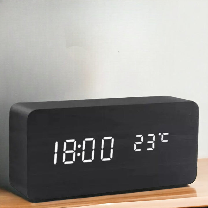 Houten wekker met LED-display, spraakbesturing en temperatuurweergave; elegant design voor elke moderne slaapkamer.
