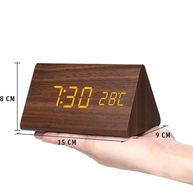Houten wekker met LED-display, spraakbesturing en temperatuurweergave; elegant design voor elke moderne slaapkamer.