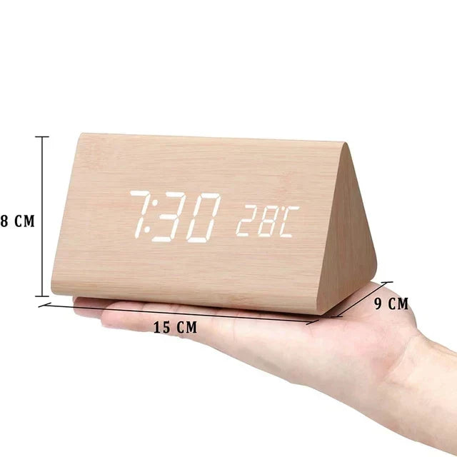 Houten wekker met LED-display, spraakbesturing en temperatuurweergave; elegant design voor elke moderne slaapkamer.