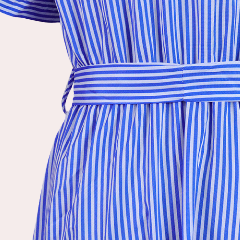 Irina gestreepte maxi-jurk voor dames met ceintuur in blauw en groen, met een zomerse en elegante uitstraling.
