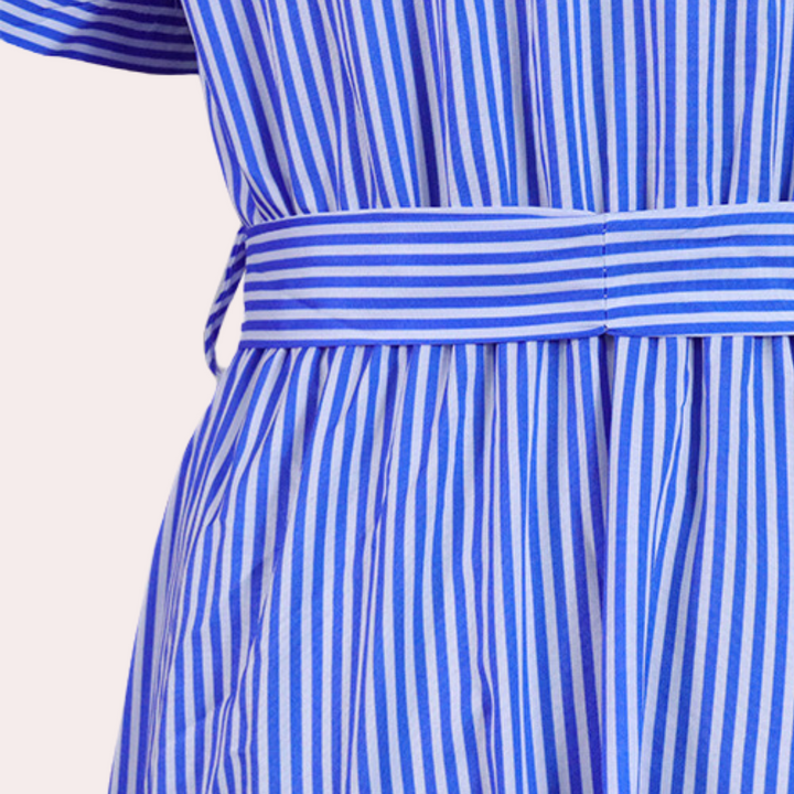 Irina gestreepte maxi-jurk voor dames met ceintuur in blauw en groen, met een zomerse en elegante uitstraling.