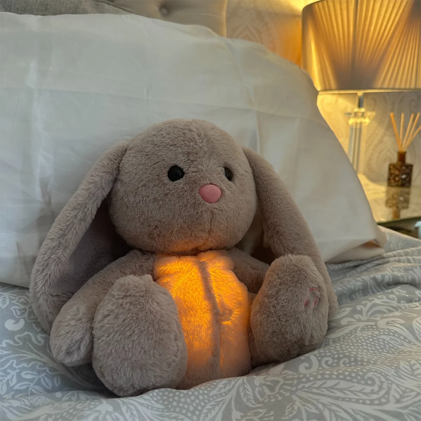 Stressverminderende knuffel met rustgevende ademhaling en nachtlampje, geschikt voor alle leeftijden.