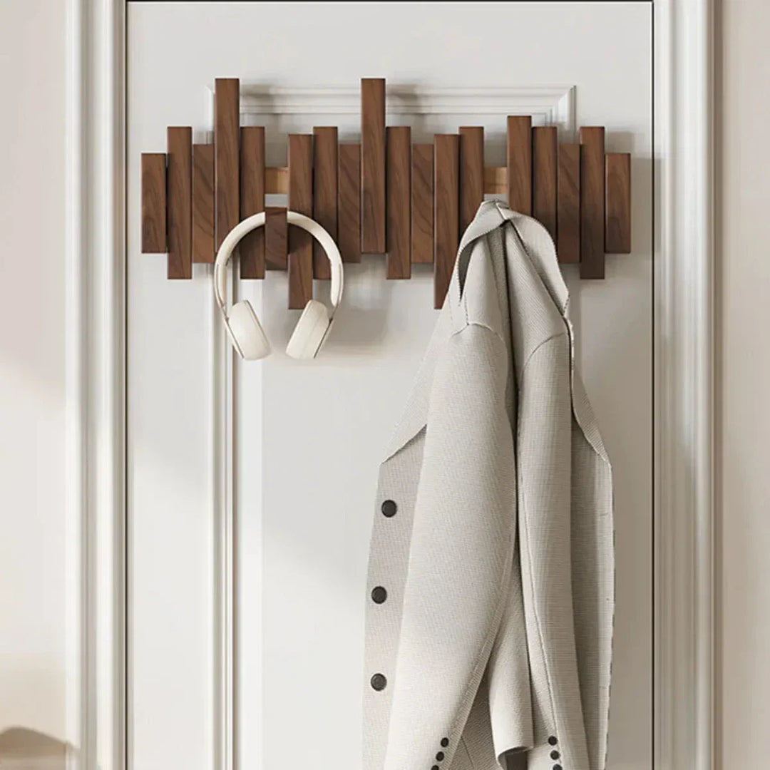 Houten wandkapstok Piano met uniek design en meerdere haken, perfect voor de organisatie van jassen en hoeden.