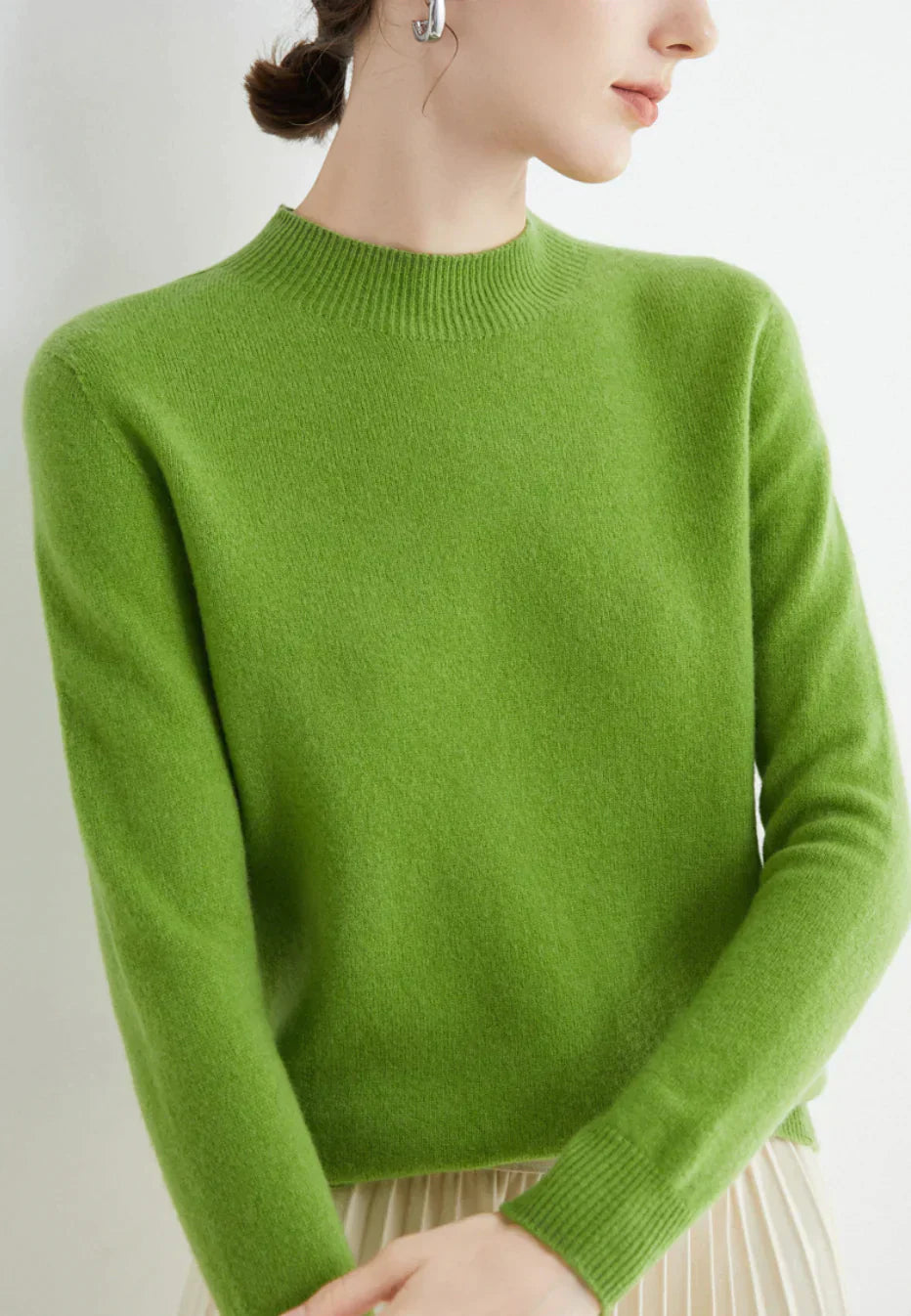 "Kasjmier trui Cindie, warmte en elegantie, zachte stof, diverse kleuren, klassieke damesstijl, ideaal voor elk seizoen."