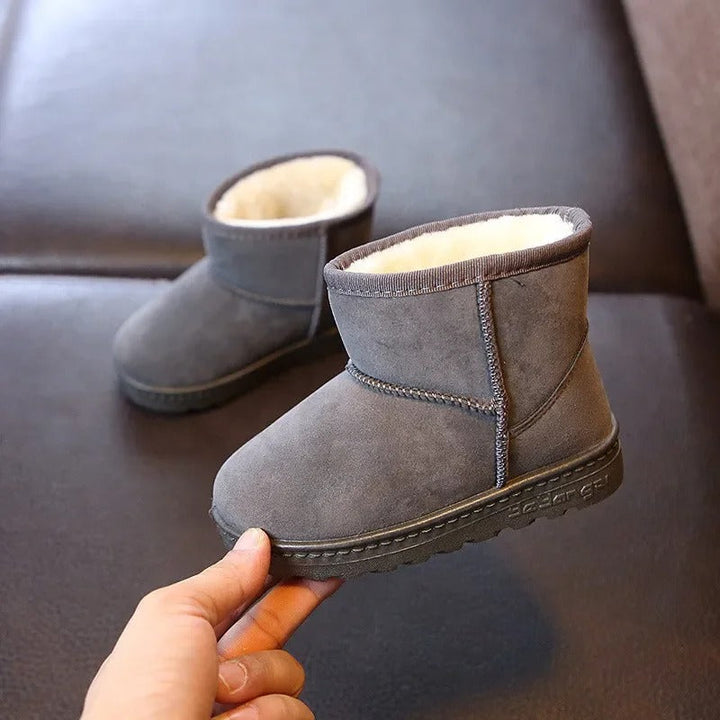 Robuuste Boston mini jongenslaarzen met antislipzool, bieden warmte en grip voor alle winteravonturen.