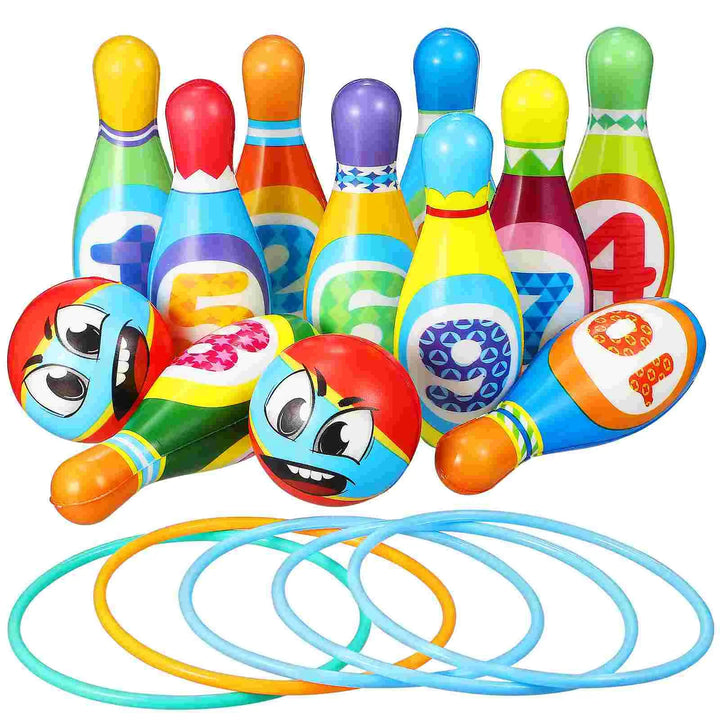 "Kinderen spelen met kleurrijke bowling set met genummerde kegels en ballen voor educatief plezier binnen en buiten."