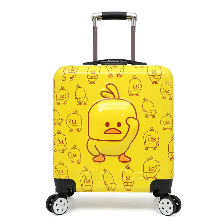 Kind met vrolijke hardshell kinderkoffer met dierenprint, klaar voor een spannende vakantie.