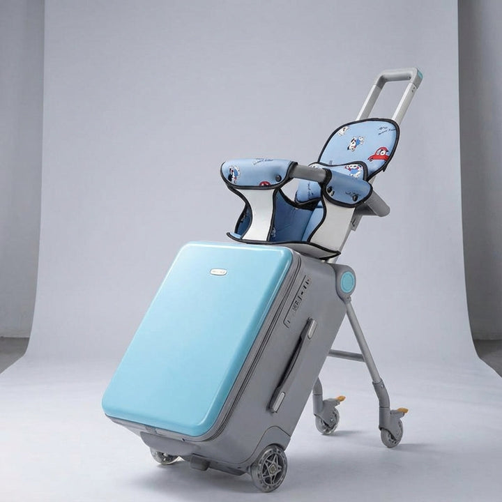 Kind met speelgoed in de RideBuddy kinderkoffer: Compacte en veilige opbergruimte voor bagage en favoriet speelgoed.