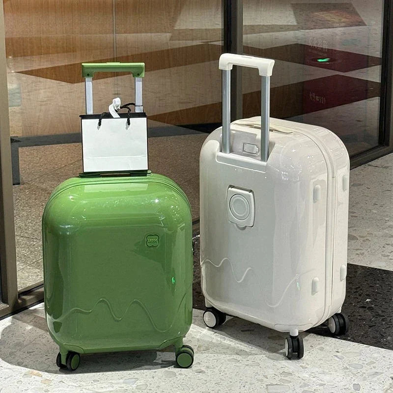 Lichtgewicht kunststof kinderkoffer met robuust veiligheidsslot; perfecte bagage voor veilige kinderreizen.
