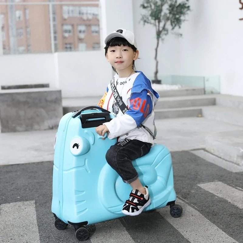 Innovatieve kinderkoffer met scooter, ideaal voor snelle verplaatsing op vliegvelden en stations.