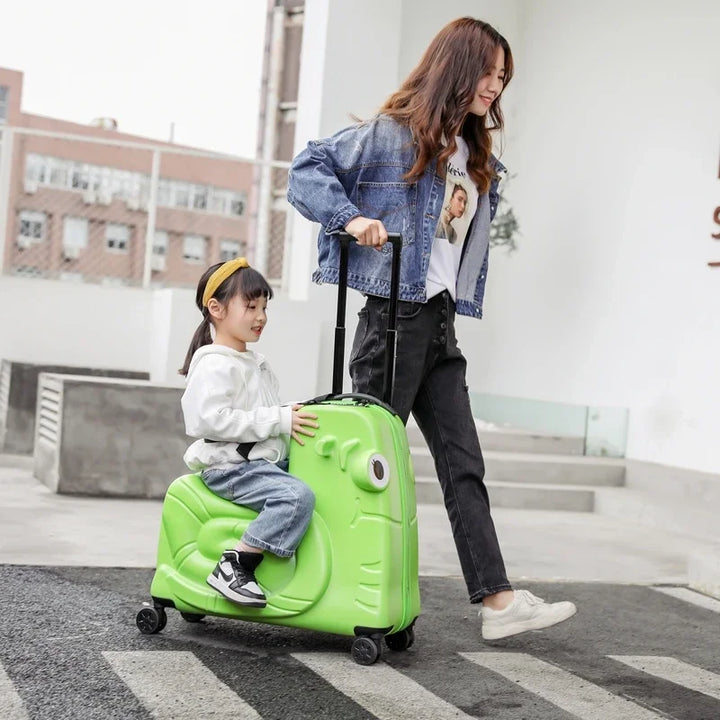 Harde kinderkoffer met cartoon design en scooterfunctie; perfecte kindertrolley voor reisavontuur.