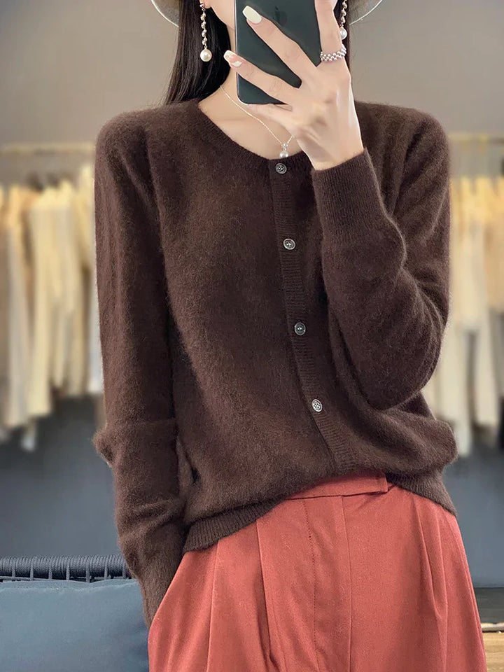 Damesvest met ronde hals, een basisstuk dat comfort en mode combineert voor de moderne vrouw.