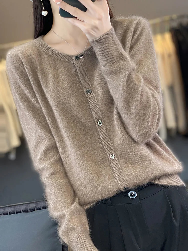 Warm damesvest met ronde hals, comfortabel en modieus voor de koelere dagen. Ideaal als bovenkleding.