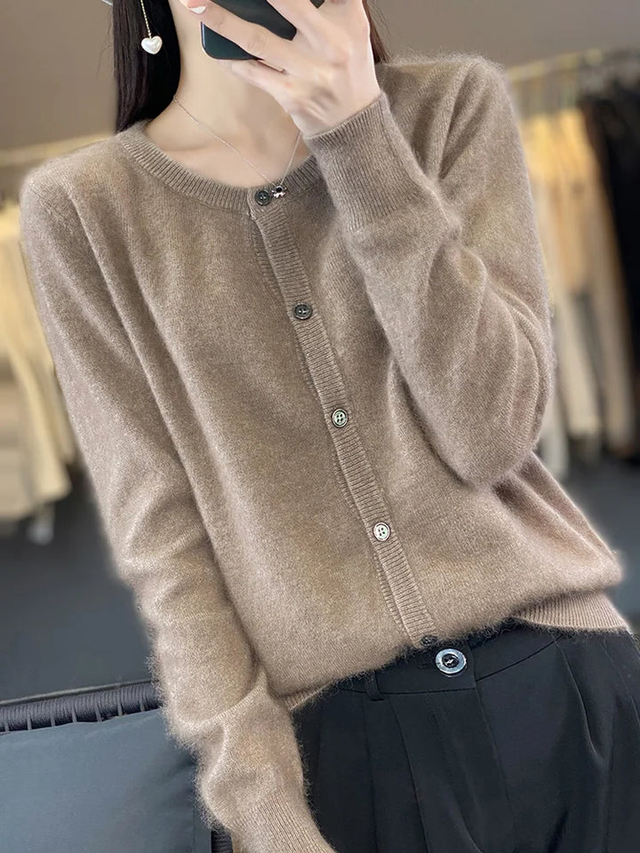 Warm damesvest met ronde hals, comfortabel en modieus voor de koelere dagen. Ideaal als bovenkleding.