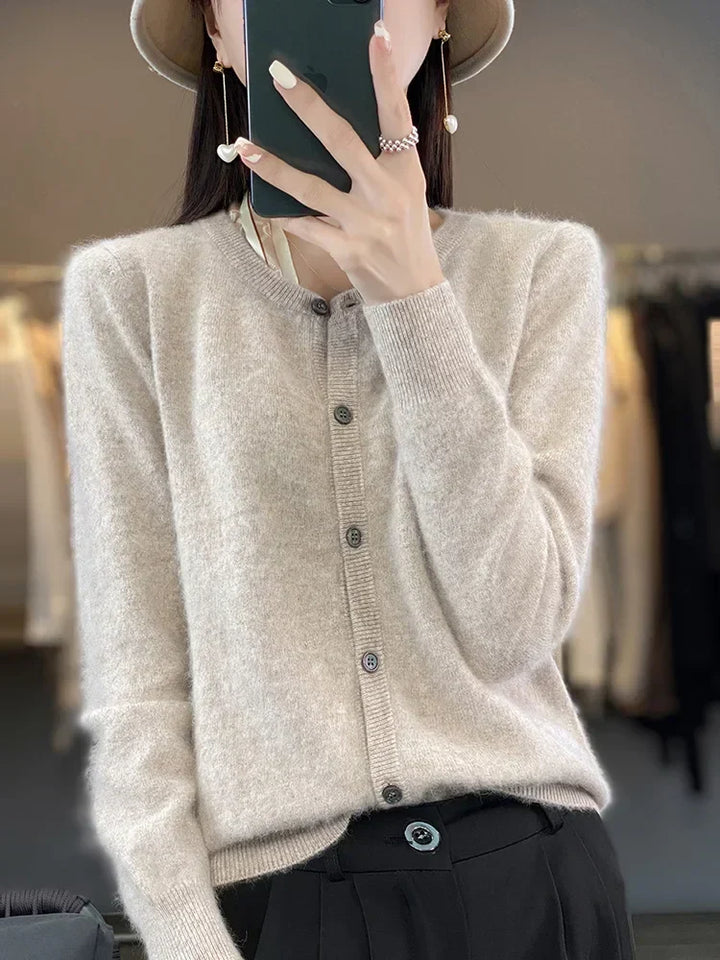 Fijngebreid damesvest met ronde hals, een tijdloos kledingstuk voor een chique of casual look.