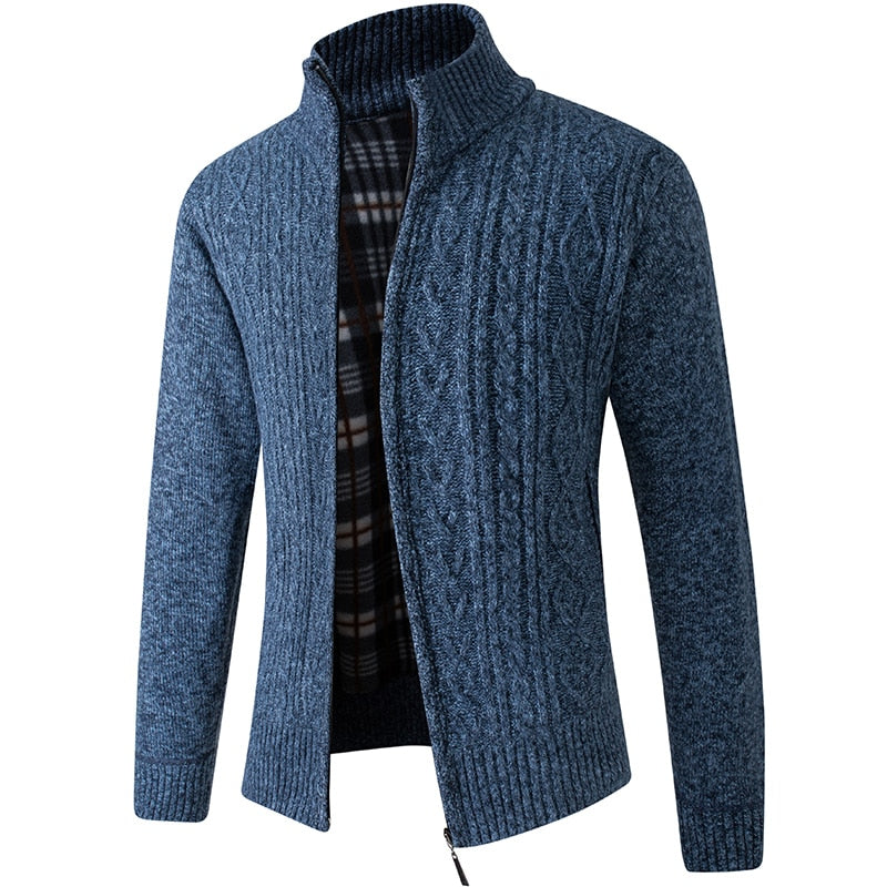 Herenvest vooraanzicht, volledig gesloten, accentueert de klassieke elegante look. Warm en stijlvol.