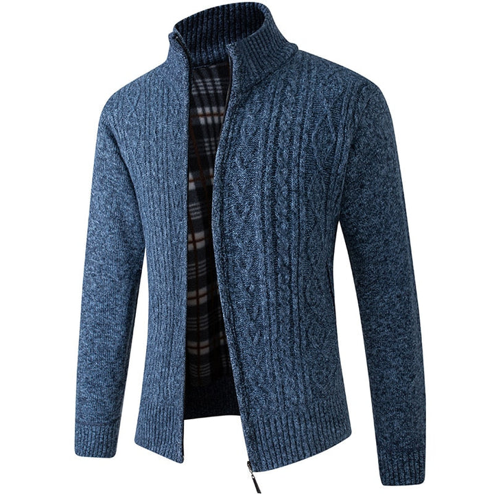 Herenvest vooraanzicht, volledig gesloten, accentueert de klassieke elegante look. Warm en stijlvol.