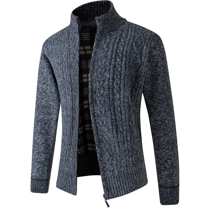Herenvest open gedragen, toont casual elegantie over een T-shirt. Comfortabele herfstmode.