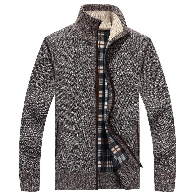 Man draagt stijlvol herenvest over overhemd, casual maar chic. Comfortabele mode voor mannen.