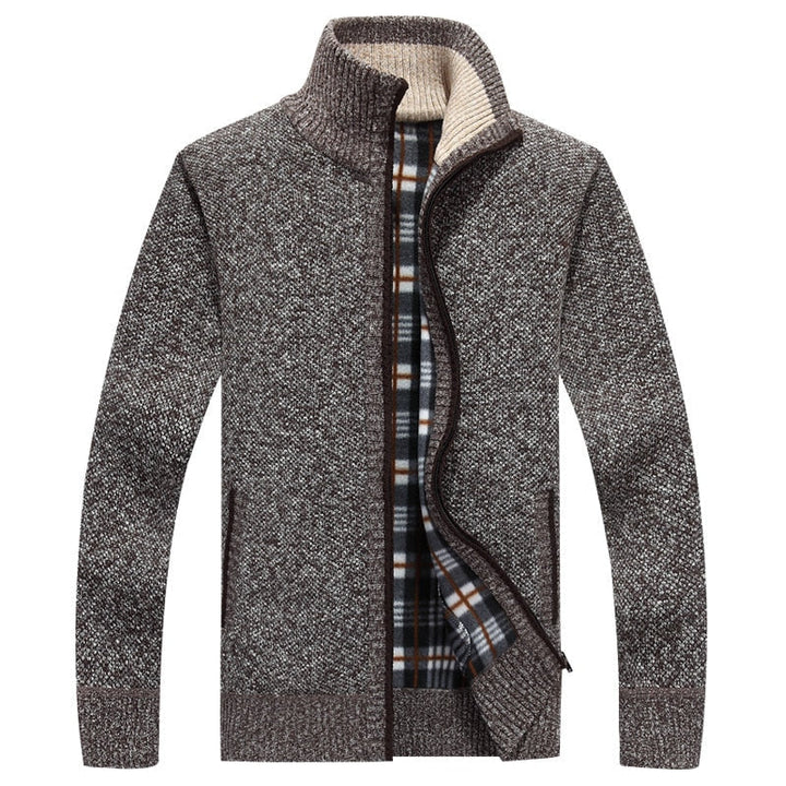 Man draagt stijlvol herenvest over overhemd, casual maar chic. Comfortabele mode voor mannen.
