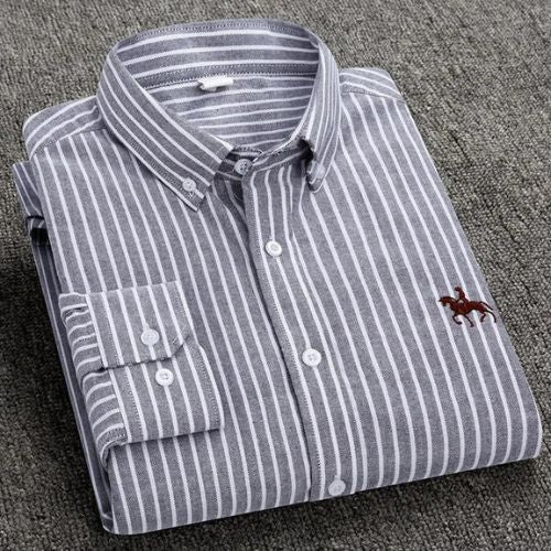 Klassiek Oxford overhemd met button-down kraag, premium katoen, subtiel borduurwerk, regular fit, veelzijdig te stylen.