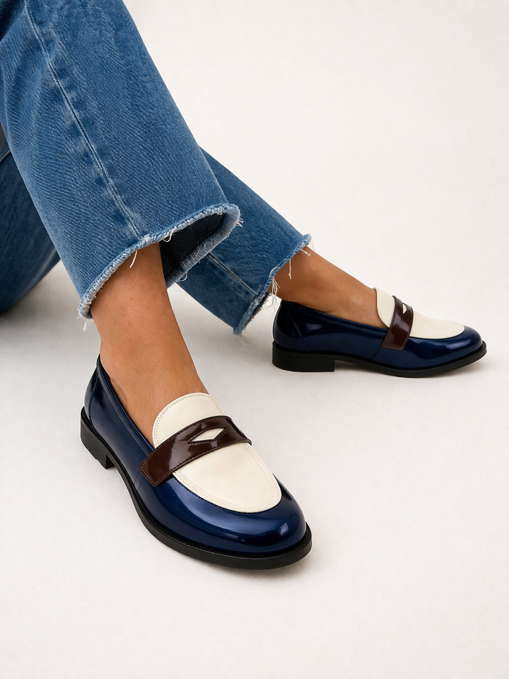 Klassieke blauwe dames mocassins met glanzend detail en platte zool. Comfortabel en elegant voor de zomer.
