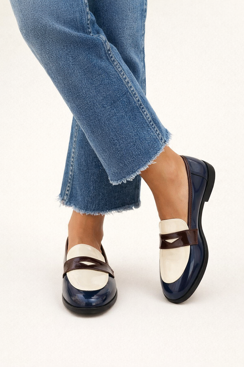 Chique blauwe loafers voor dames, met glanzende accenten en comfortabele platte zool. Ideaal voor casual zomerstijlen.